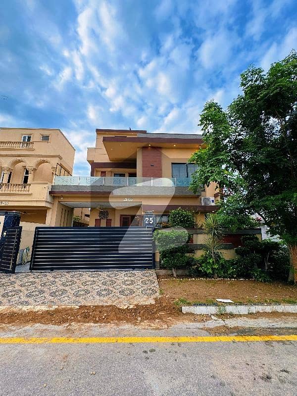 10 Marla Beautiful House Available For Sale