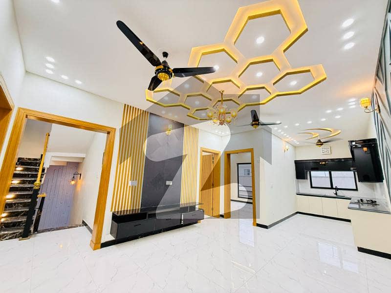 NEW STYLISH OWNER BUILT HOUSE NEW STYLISH OWNER BUILT HOUSE