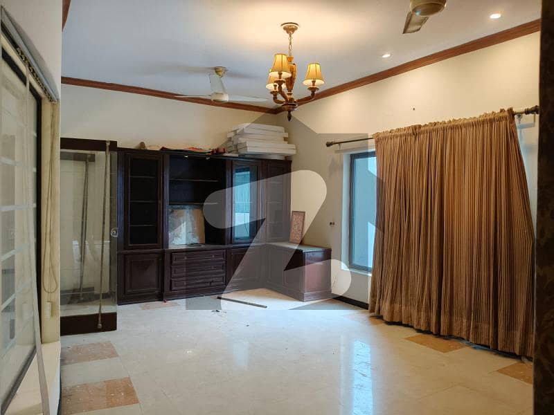 1 KANAL BEAUTIFULL FULL HOUSE FOR RENT