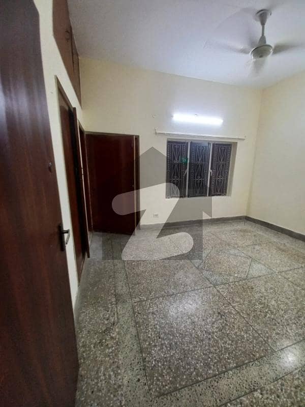 G10UPPER PORTION FOR RENT PRIME LOCTION