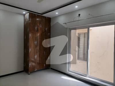 ڈی ایچ اے فیز 8 سابقہ ایئر ایوینیو ڈی ایچ اے فیز 8,ڈی ایچ اے ڈیفینس,لاہور میں 4 کمروں کا 10 مرلہ مکان 1.5 لاکھ میں کرایہ پر دستیاب ہے۔