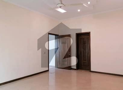 Avail Yourself A Great 1 Kanal Upper Portion In DHA Phase 4 - Block CC