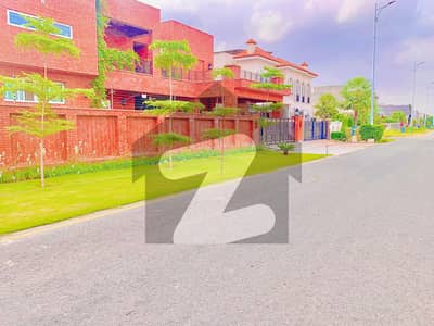ڈی ایچ اے فیز 8 - بلاک ٹی فیز 8,ڈیفنس (ڈی ایچ اے),لاہور میں 2 کنال رہائشی پلاٹ 12.5 کروڑ میں برائے فروخت۔
