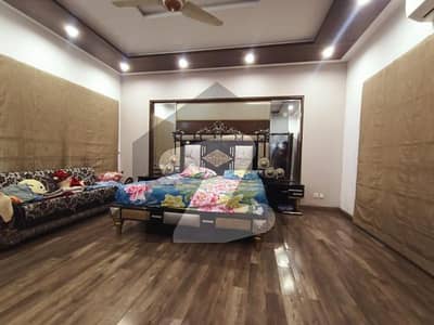 ڈی ایچ اے فیز 5 - بلاک ای فیز 5,ڈیفنس (ڈی ایچ اے),لاہور میں 5 کمروں کا 1 کنال مکان 3.9 لاکھ میں کرایہ پر دستیاب ہے۔