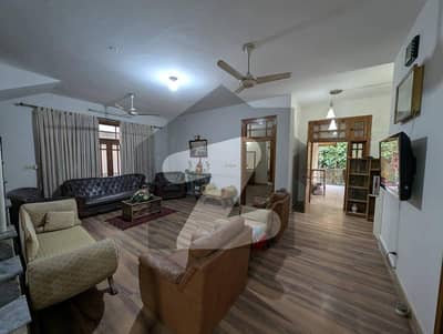 I - 8 FURNISHED UPPER PORTION FOR RENT