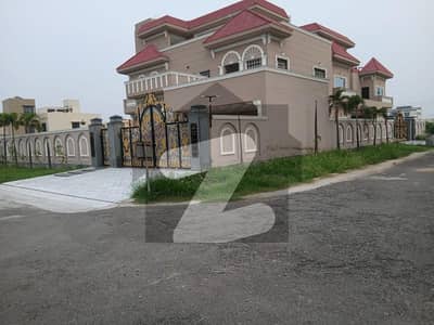 1 Kanal House is available for rent.