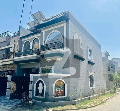 ایڈن بولیوارڈ ہاؤسنگ سکیم کالج روڈ,لاہور میں 5 کمروں کا 5 مرلہ مکان 2.25 کروڑ میں برائے فروخت۔
