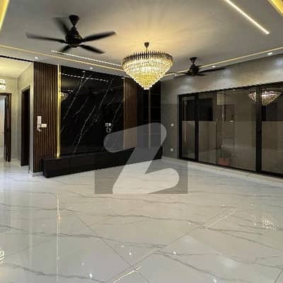 بحریہ ٹاؤن سیکٹر سی بحریہ ٹاؤن,لاہور میں 4 کمروں کا 8 مرلہ مکان 3.2 کروڑ میں برائے فروخت۔