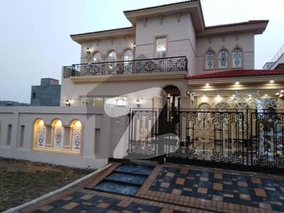 ڈی ایچ اے فیز 6 - بلاک ڈی فیز 6,ڈیفنس (ڈی ایچ اے),لاہور میں 5 کمروں کا 1 کنال مکان 8.3 کروڑ میں برائے فروخت۔