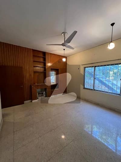 F-10 1 Kanal Corner House F-10 1 Kanal Corner House