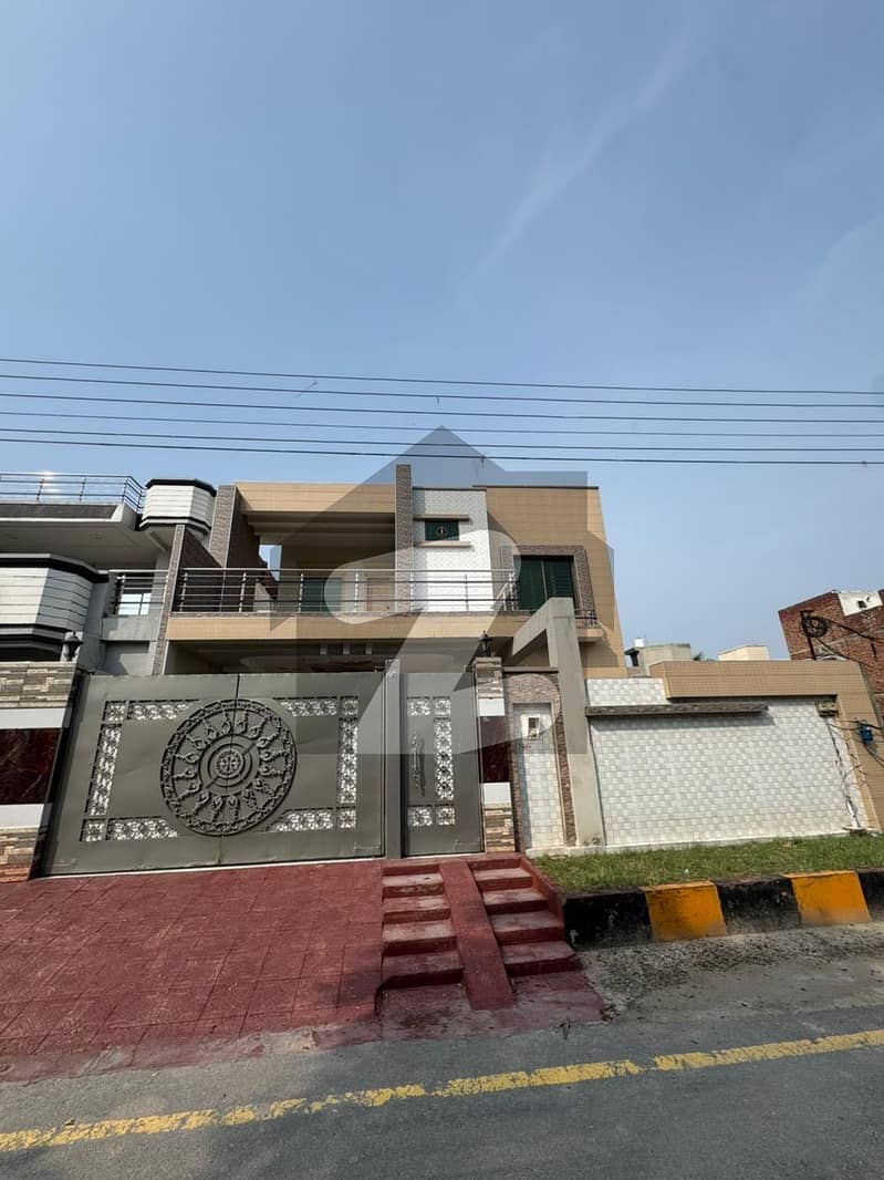 لاثانی ٹاؤن فیصل آباد میں 5 کمروں کا 11 مرلہ مکان 3.85 کروڑ میں برائے فروخت۔