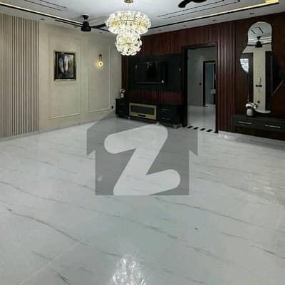 بحریہ ٹاؤن سیکٹر سی بحریہ ٹاؤن,لاہور میں 5 کمروں کا 1 کنال مکان 6.5 کروڑ میں برائے فروخت۔