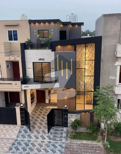 5 Marla Most Beautiful House Available For Sale Prime Location Naer Tooo Park And Masjid All Facilities Available Here. . .