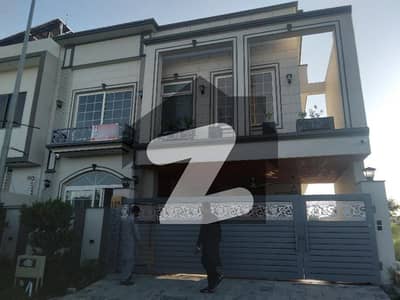 ٹاپ سٹی 1 - بلاک ڈی ٹاپ سٹی 1,اسلام آباد میں 4 کمروں کا 10 مرلہ مکان 5.25 کروڑ میں برائے فروخت۔