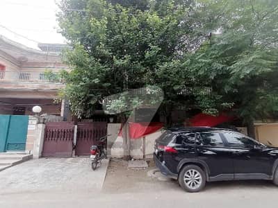 Prime Location In Faisal Town - Block B House Sized 10 Marla For sale