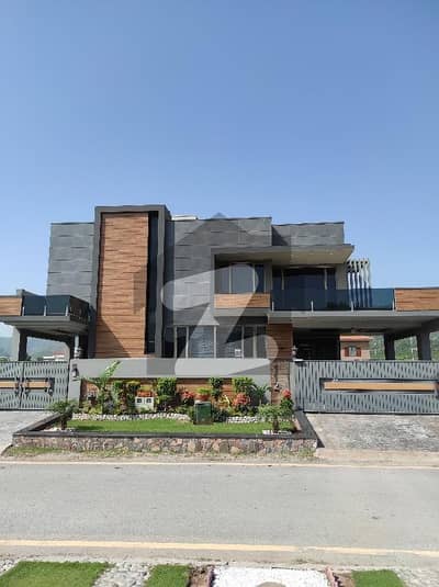 600 Yard Upper Portion Beautiful Location Front Open Near To Markaz And Family Park