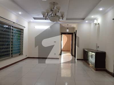 13 Marla Luxurious House Available For Rent