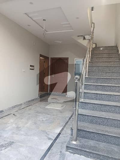 ایم پی سی ایچ ایس ۔ بلاک ایف ایم پی سی ایچ ایس ۔ ملٹی گارڈنز,بی ۔ 17,اسلام آباد میں 4 کمروں کا 5 مرلہ مکان 1.8 کروڑ میں برائے فروخت۔