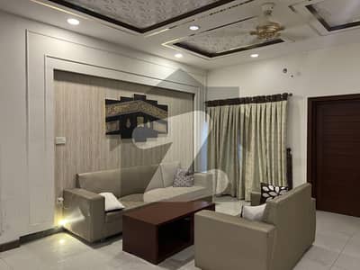 ستیانہ روڈ فیصل آباد میں 6 کمروں کا 1 کنال مکان 3.5 کروڑ میں برائے فروخت۔