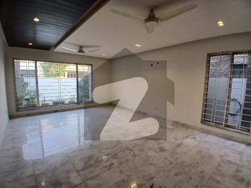 کینال روڈ فیصل آباد میں 5 کمروں کا 16 مرلہ مکان 7.5 کروڑ میں برائے فروخت۔