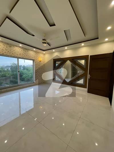 INDEPENDENT LOWER PORTION CORNER SEPARATE GATE 2 Car Parking