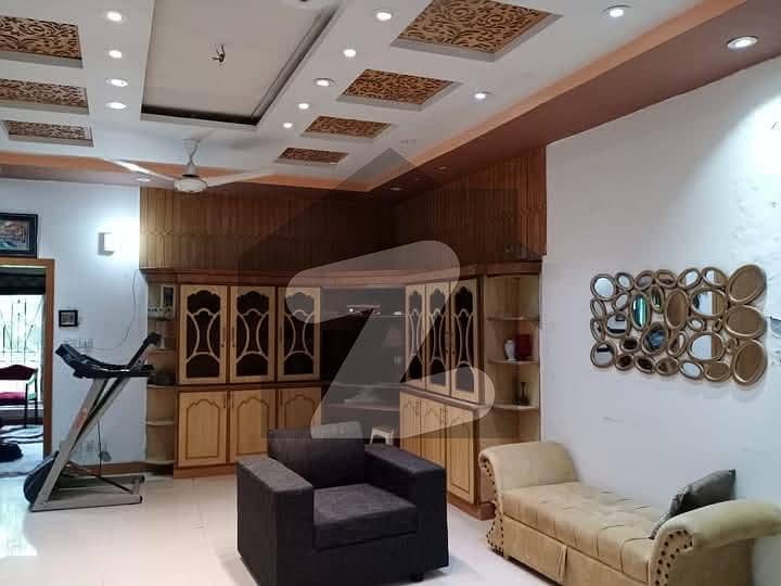 گلشن مصطفی ہاؤسنگ سوسائٹی لاہور میں 9 کمروں کا 10 مرلہ مکان 5.5 کروڑ میں برائے فروخت۔