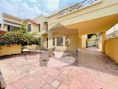 ایف ۔ 6/2 ایف ۔ 6,اسلام آباد میں 4 کمروں کا 1 کنال مکان 6.0 لاکھ میں کرایہ پر دستیاب ہے۔
