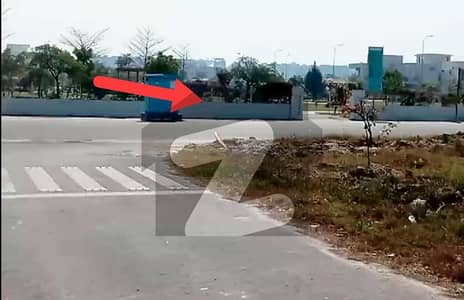 FACING PARK 1 Kanal Top Location Plot No- Close to 707 Block Z Phase 3 DHA Lahore For Urgent Sale