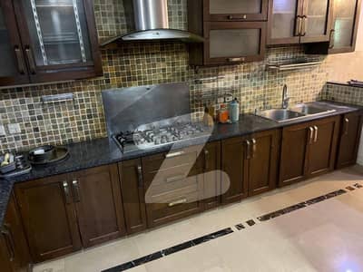10 Marla Neat and Clean 3rd House to Park Modern House available for Rent