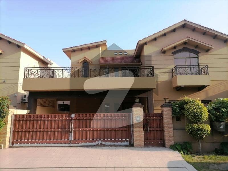 عسکری 10 عسکری,لاہور میں 5 کمروں کا 17 مرلہ مکان 8.8 کروڑ میں برائے فروخت۔ عسکری 10 عسکری,لاہور میں 5 کمروں کا 17 مرلہ مکان 8.8 کروڑ میں برائے فروخت۔