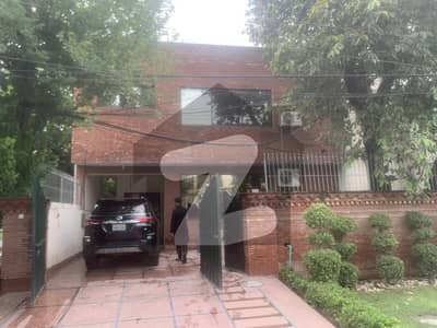 ماڈل ٹاؤن ۔ بلاک جی ماڈل ٹاؤن,لاہور میں 4 کمروں کا 10 مرلہ مکان 6.5 کروڑ میں برائے فروخت۔