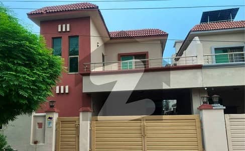 10 MARLA 4 BEDROOMS SD HOUSE AVAILABLE FOR RENT