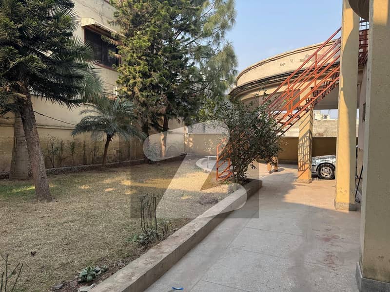 Spacious Commercial/Residential House. Spacious Commercial/Residential House.