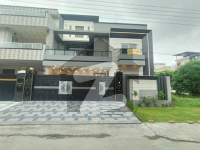 او پی ایف ہاؤسنگ سکیم لاہور میں 5 کمروں کا 10 مرلہ مکان 4.28 کروڑ میں برائے فروخت۔
