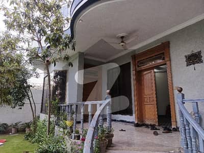 حیات آباد پشاور میں 10 کمروں کا 1 کنال مکان 2.1 لاکھ میں کرایہ پر دستیاب ہے۔