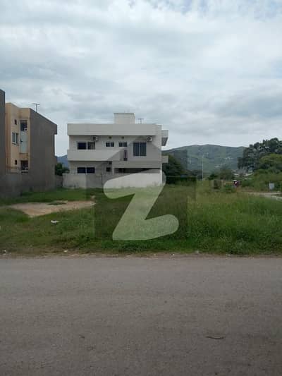 D-12-4 Top Location 40-40 Corner Plot available For sale