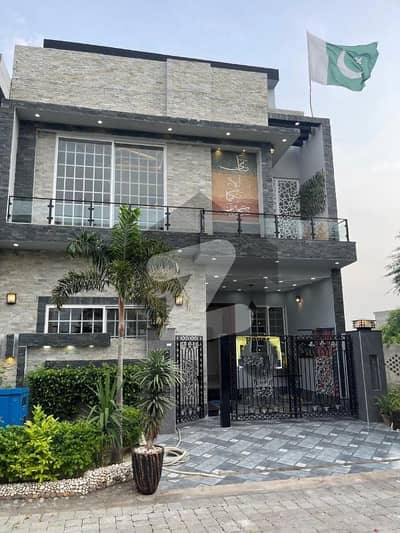 لیک سٹی - سیکٹر M7 - بلاک سی لیک سٹی ۔ سیکٹرایم ۔ 7,لیک سٹی,رائیونڈ روڈ,لاہور میں 4 کمروں کا 5 مرلہ مکان 2.7 کروڑ میں برائے فروخت۔