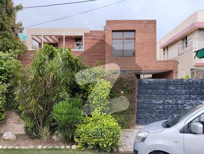 1 KANAL OLD HOUSE FOR SALE IN DHA PHASE 3 WELL MAINTIND HOUSE WELL LOCATED