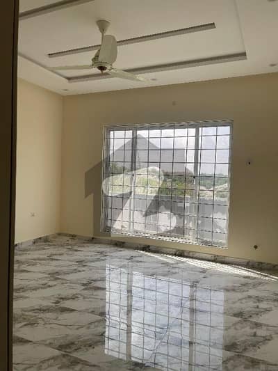 عمارکینیان ویوز اسلام آباد میں 3 کمروں کا 10 مرلہ زیریں پورشن 95.0 ہزار میں کرایہ پر دستیاب ہے۔