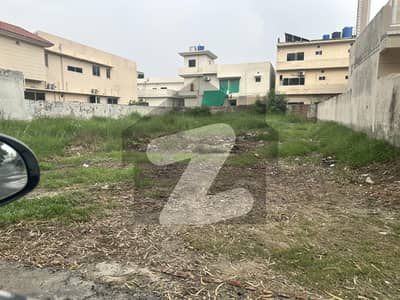 Last option in the street ,Facing Park , adjacent to Commercial Market , near to mosque . Near to valencia gate ,