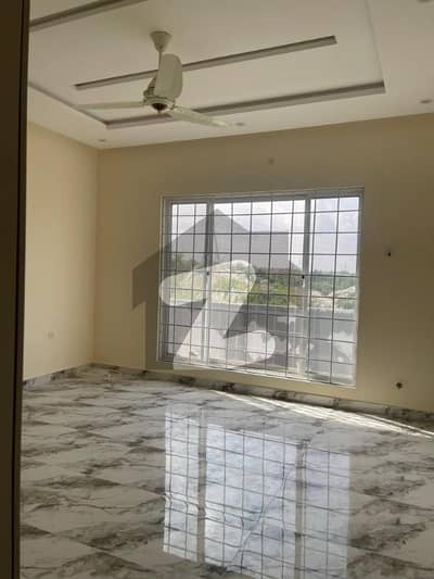 عمارکینیان ویوز اسلام آباد میں 3 کمروں کا 10 مرلہ مکان 90.0 ہزار میں کرایہ پر دستیاب ہے۔