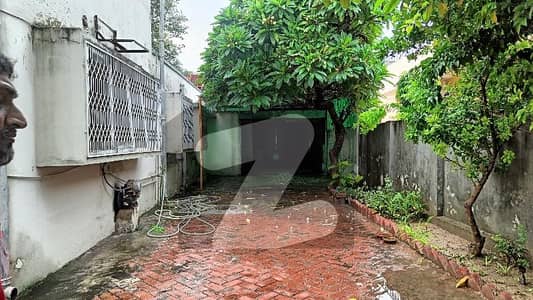 30 Marla single story separate house for rent hug parking prime location for office and family commission 1 month rent