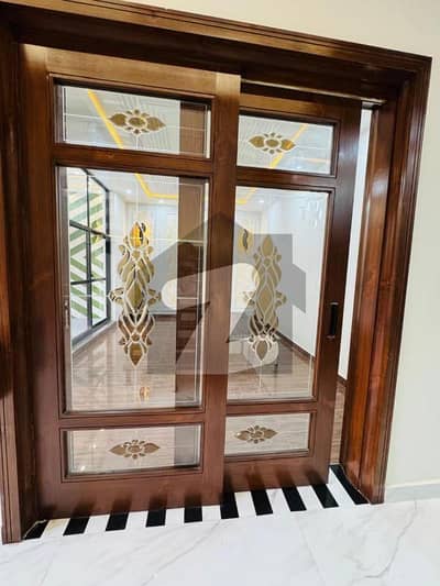 1 kanal house avilable suitable for any school ,distribution and bank.