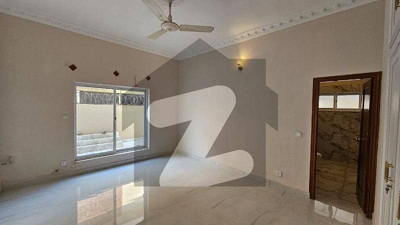 ایف ۔ 10 اسلام آباد میں 5 کمروں کا 1 کنال مکان 7.0 لاکھ میں کرایہ پر دستیاب ہے۔
