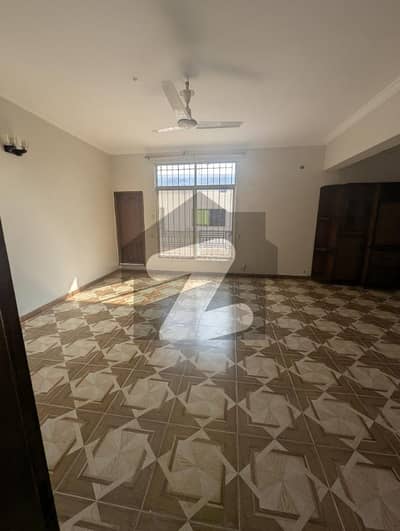 ایف ۔ 10 اسلام آباد میں 3 کمروں کا 1 کنال بالائی پورشن 2.4 لاکھ میں کرایہ پر دستیاب ہے۔