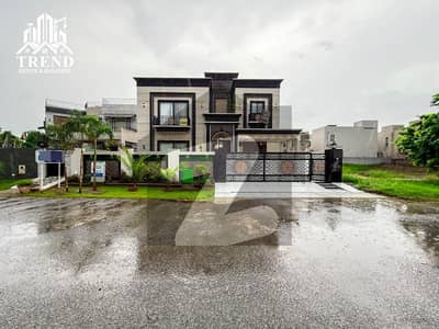 100 % REAL PICS FULLY FURNISHED HOUSE FOR SALE NEAR PARK TOP LOCATION