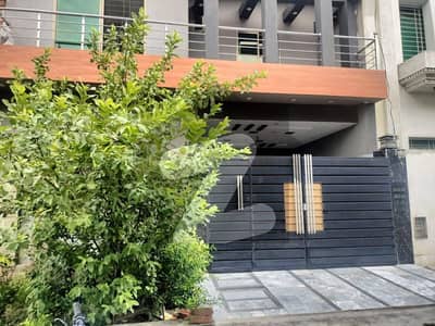 In Formanities Housing Scheme - Block MM 5 Marla House For rent