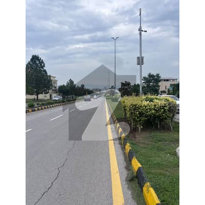 1 KANAL CORNER SOUTH FACE BOULEVARD PLOT SOLID LAND BEAUTIFUL LEVEL PLOT
