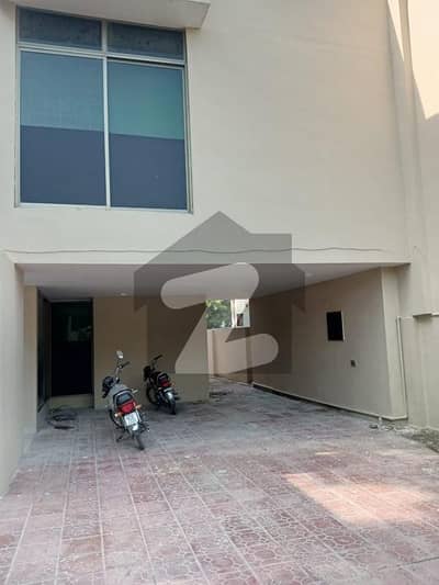 1 Kanal Tile Floor House Available For Rent