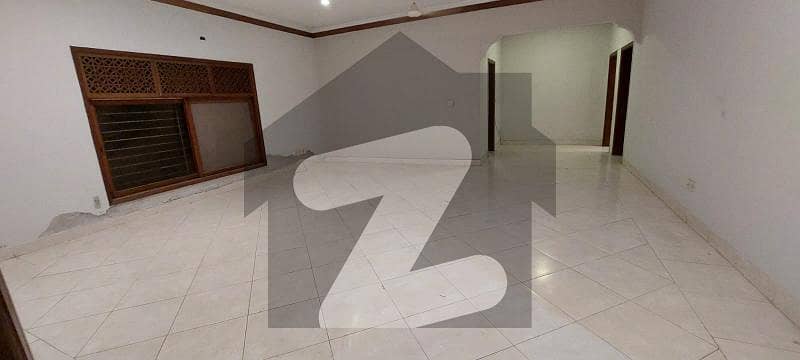 300 SQ YDS BUNGALOW AVAILABLE FOR SALE 300 SQ YDS BUNGALOW AVAILABLE FOR SALE